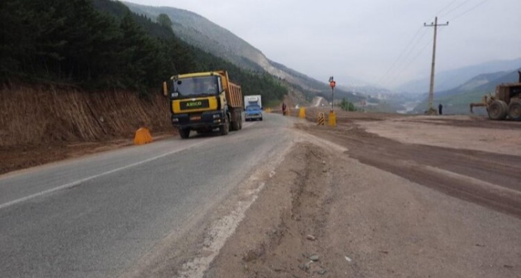 عملیات شانه سازی و رفع اختلاف سطح در محورهای مواصلاتی شهرستان صحنه