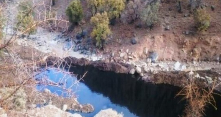 نشت نفت تهدیدی برای آلودگی آب‌ و اراضی غرب استان کرمانشاه