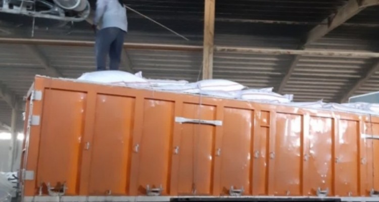 در صحنه میزان 130 تن کود کشاورزی دی آمونیوم فسفات توزیع شد