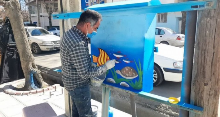 رنگ آمیزی المان ها و مبلمان پارکی در سطح شهر صحنه انجام شد