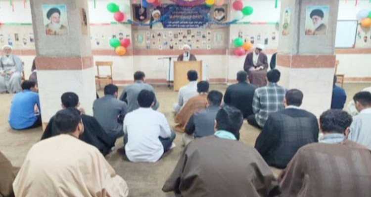 طلبه موفق کسی است که با مسائل روز جامعه آشنا باشد