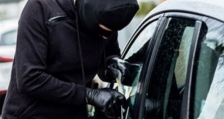 دستگیری سارق حرفه‌ای قطعات خودرو در کنگاور