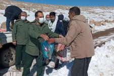 امداد رسانی سپاه صحنه به روستای محصور شده در برف
