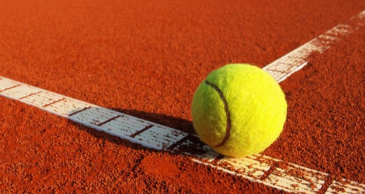 زمین تنیس شهرستان صحنه طبق آخرین استانداردهای این رشته احداث شده است