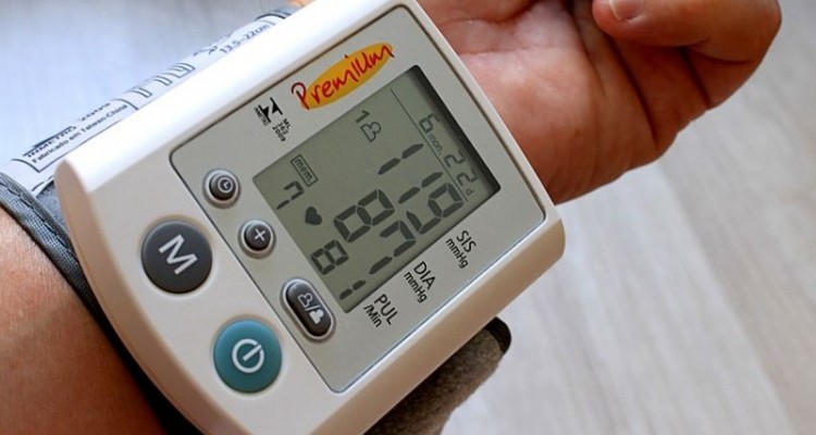 چگونه بهترین دستگاه فشار خون دیجیتالی را در بازار ایران انتخاب کنیم؟