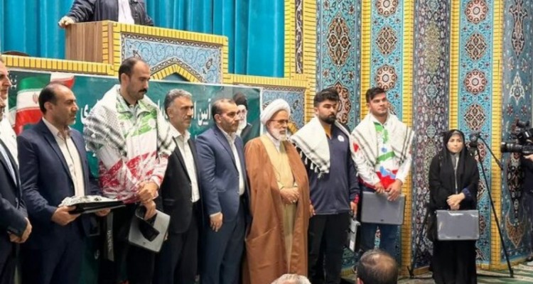 اهدای هدایای رهبر معظم انقلاب به مدال‌آوران کرمانشاهی در هانگژو