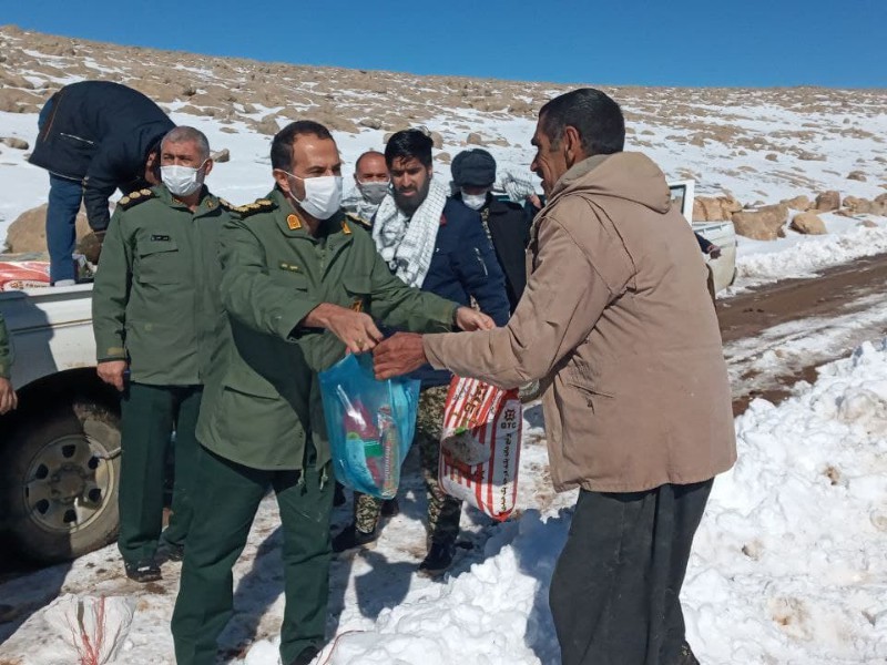 امداد رسانی سپاه صحنه به روستای محصور شده در برف امداد رسانی سپاه صحنه به روستای محصور شده در برف