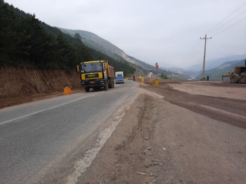 عملیات شانه سازی و رفع اختلاف سطح در محورهای مواصلاتی شهرستان صحنه عملیات شانه سازی و رفع اختلاف سطح در محورهای مواصلاتی شهرستان صحنه