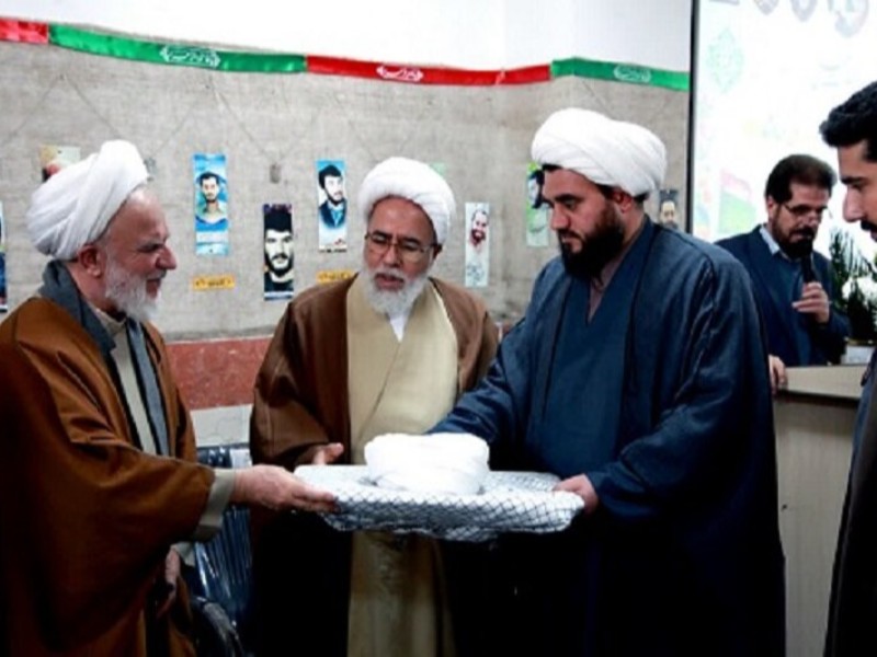 تصاویر/ آیین عمامه‌گذاری طلاب در شهرستان صحنه