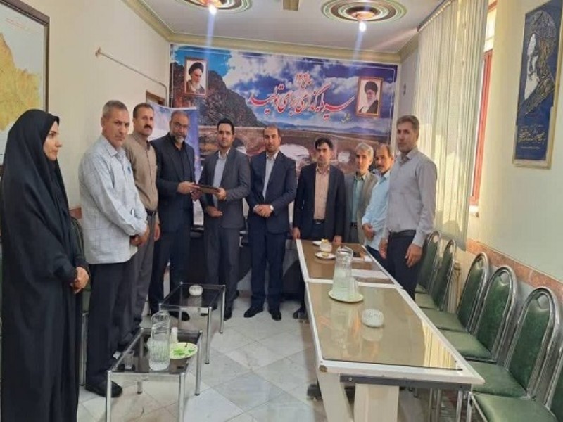 نیکوکار حامی کتابخانههای عمومی دینور تکریم شد نیکوکار حامی کتابخانههای عمومی دینور تکریم شد