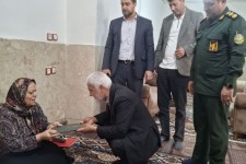 دیدار مدیرکل حفظ آثار و نشر ارزش‌های دفاع مقدس استان کرمانشاه با خانواده شهدای صحنه