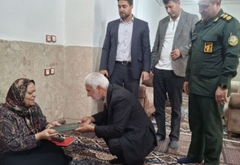 دیدار مدیرکل حفظ آثار و نشر ارزش‌های دفاع مقدس استان کرمانشاه با خانواده شهدای صحنه