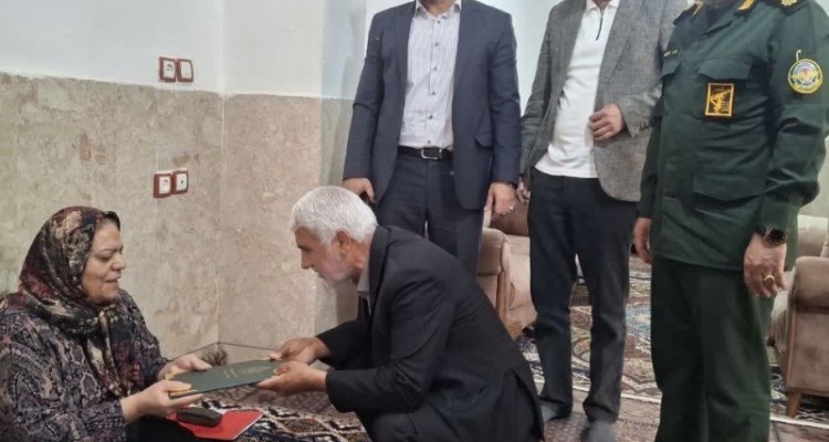 دیدار مدیرکل حفظ آثار و نشر ارزش‌های دفاع مقدس استان کرمانشاه با خانواده شهدای صحنه