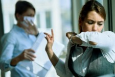 چرا من هنوز هفته ها بعد از سرماخوردگی سرفه می کنم؟