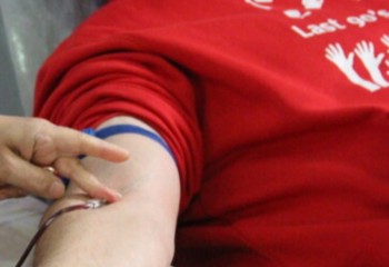 تیم سیار خون‌گیری در صحنه مستقر می‌شود