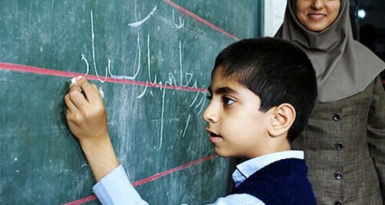 کشور با کمبود ۷۰ هزار معلم مواجه است
