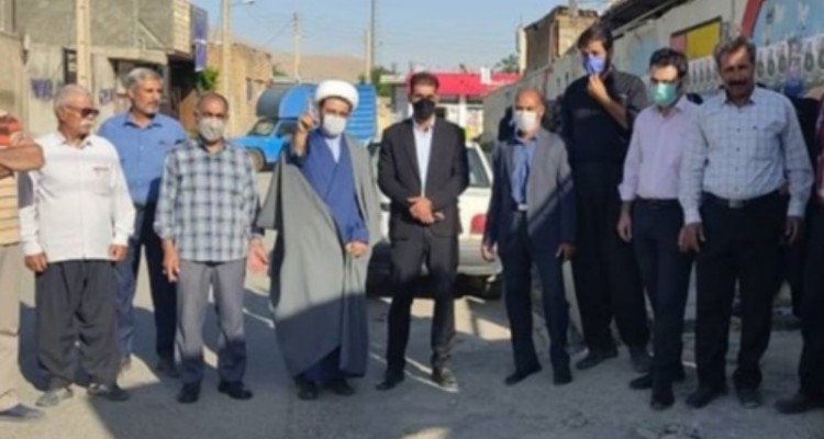 طلبه‌ صحنه ای که به نیازمندان 102 روستا رسیدگی می‌کند
