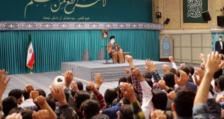 راه روشن انقلاب را با جدیت دنبال کنید