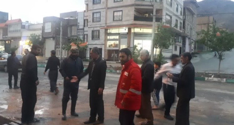 کمک ستاد بحران شهرداری صحنه به منازل سیل زده شهر