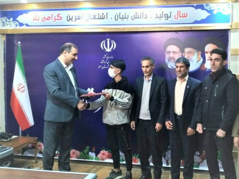 تجلیل از ورزشکار ایثارگر شهرستان صحنه صورت گرفت تجلیل از ورزشکار ایثارگر شهرستان صحنه صورت گرفت