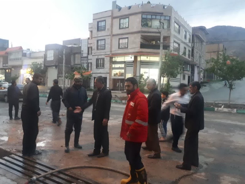 کمک ستاد بحران شهرداری صحنه به منازل سیل زده شهر
