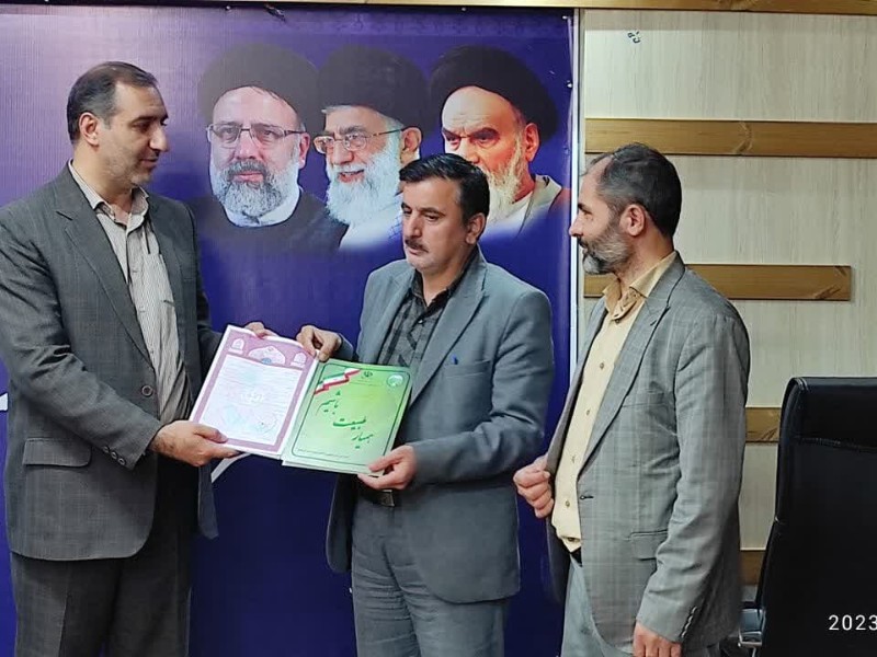 سند تک برگ برای ۱۱۰هزار هکتار از عرصه های منابع طبیعی شهرستان صحنه صادر شد سند تک برگ برای ۱۱۰هزار هکتار از عرصه های منابع طبیعی شهرستان صحنه صادر شد