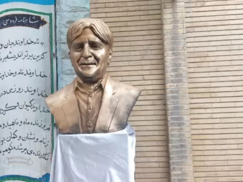 رونمایی از سردیس احمد عزیزی شاعر کرمانشاهی رونمایی از سردیس احمد عزیزی شاعر کرمانشاهی