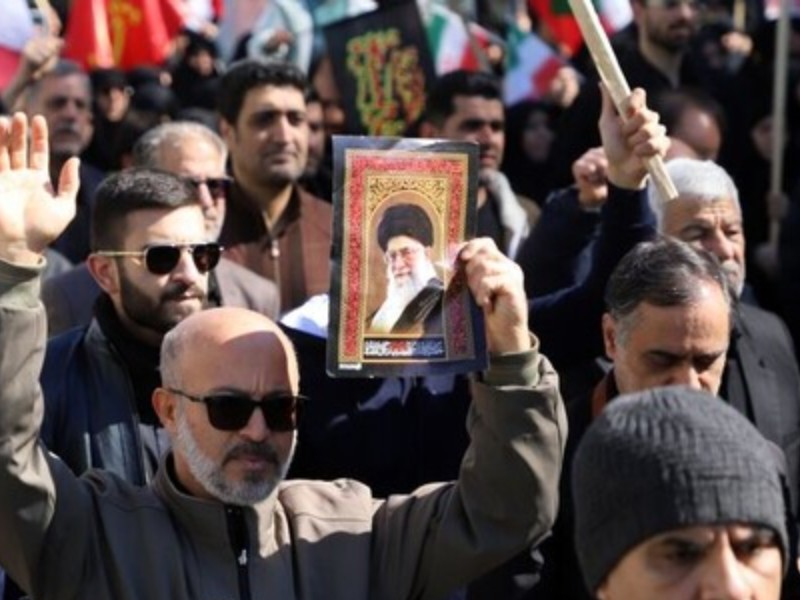 اجتماع کرمانشاهیان در سوگ «رهبر شهید»