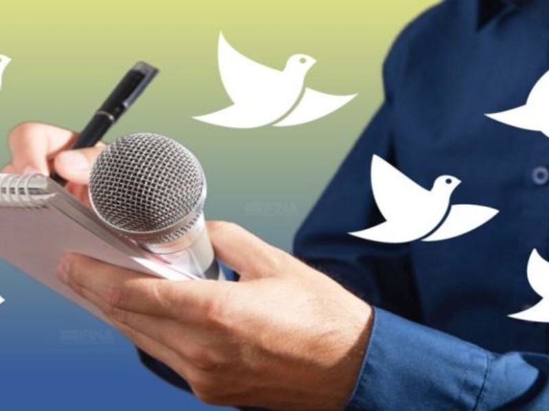 بازدارندهترین سلاح میدان نبرد میکروفن خبرنگار است بازدارندهترین سلاح میدان نبرد میکروفن خبرنگار است
