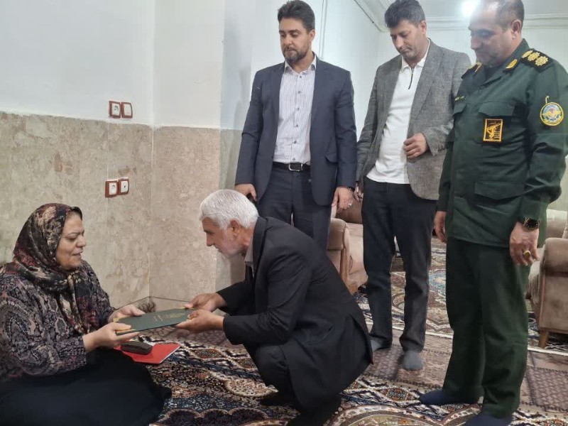 دیدار مدیرکل حفظ آثار و نشر ارزش‌های دفاع مقدس استان کرمانشاه با خانواده شهدای صحنه