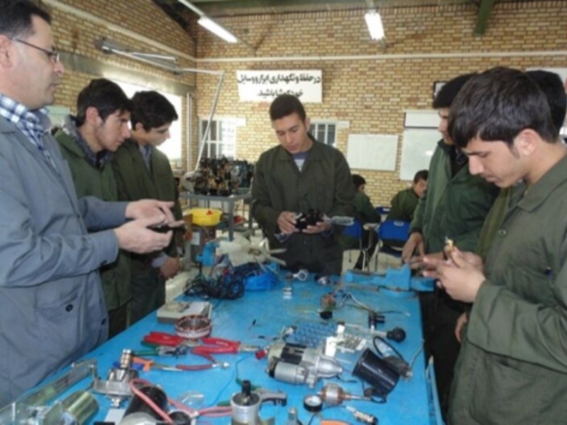 توسعه هنرستان‌های جوار صنعت با جدیت دنبال شود